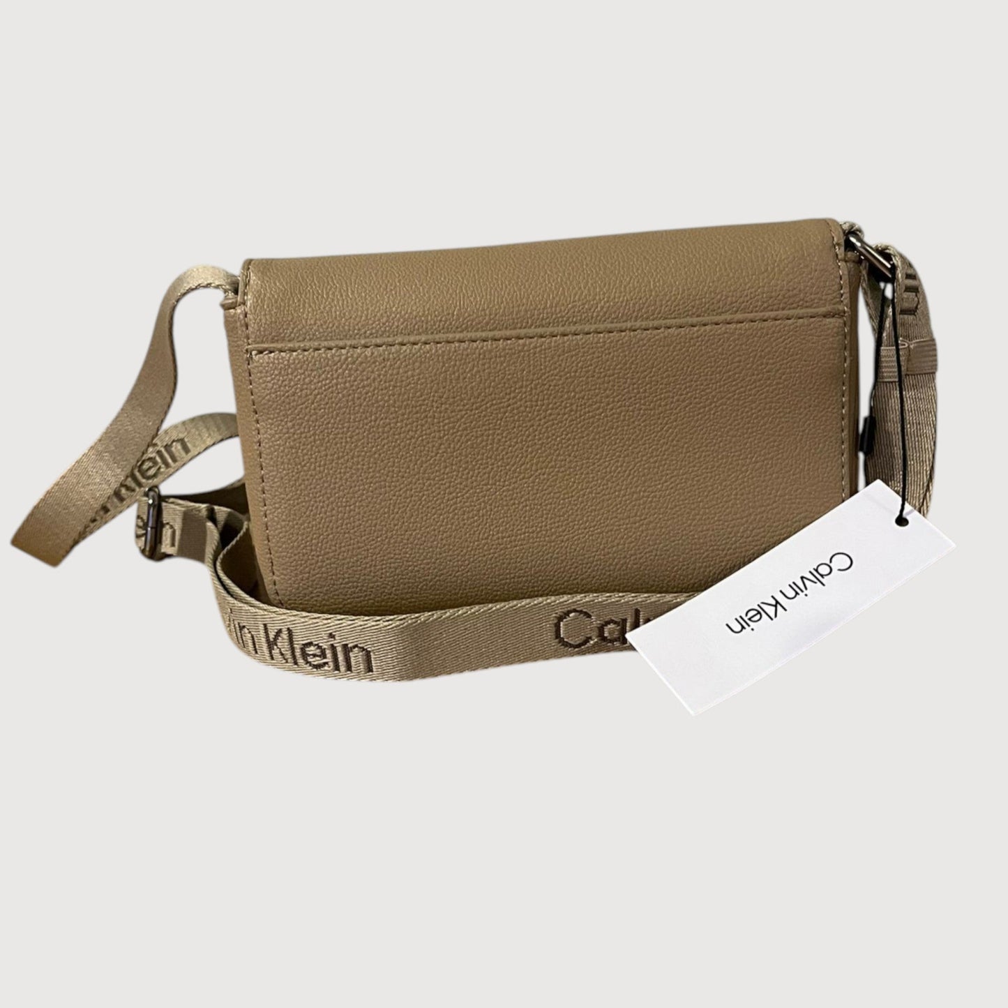 Bolso bandolera con solapa Calvin Klein Camel