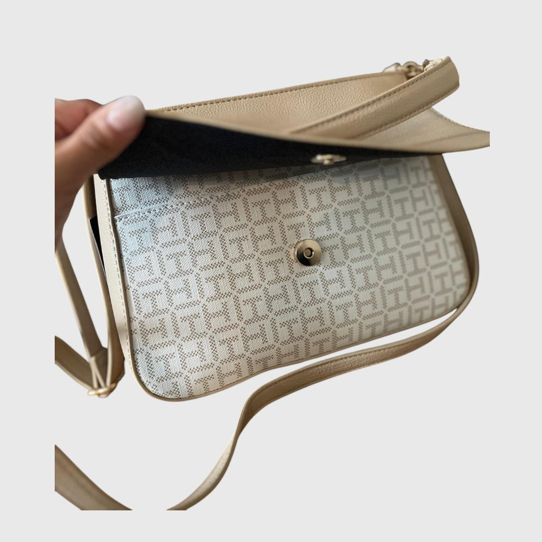 Bolso con logotipo beige de Tommy Hillfiger