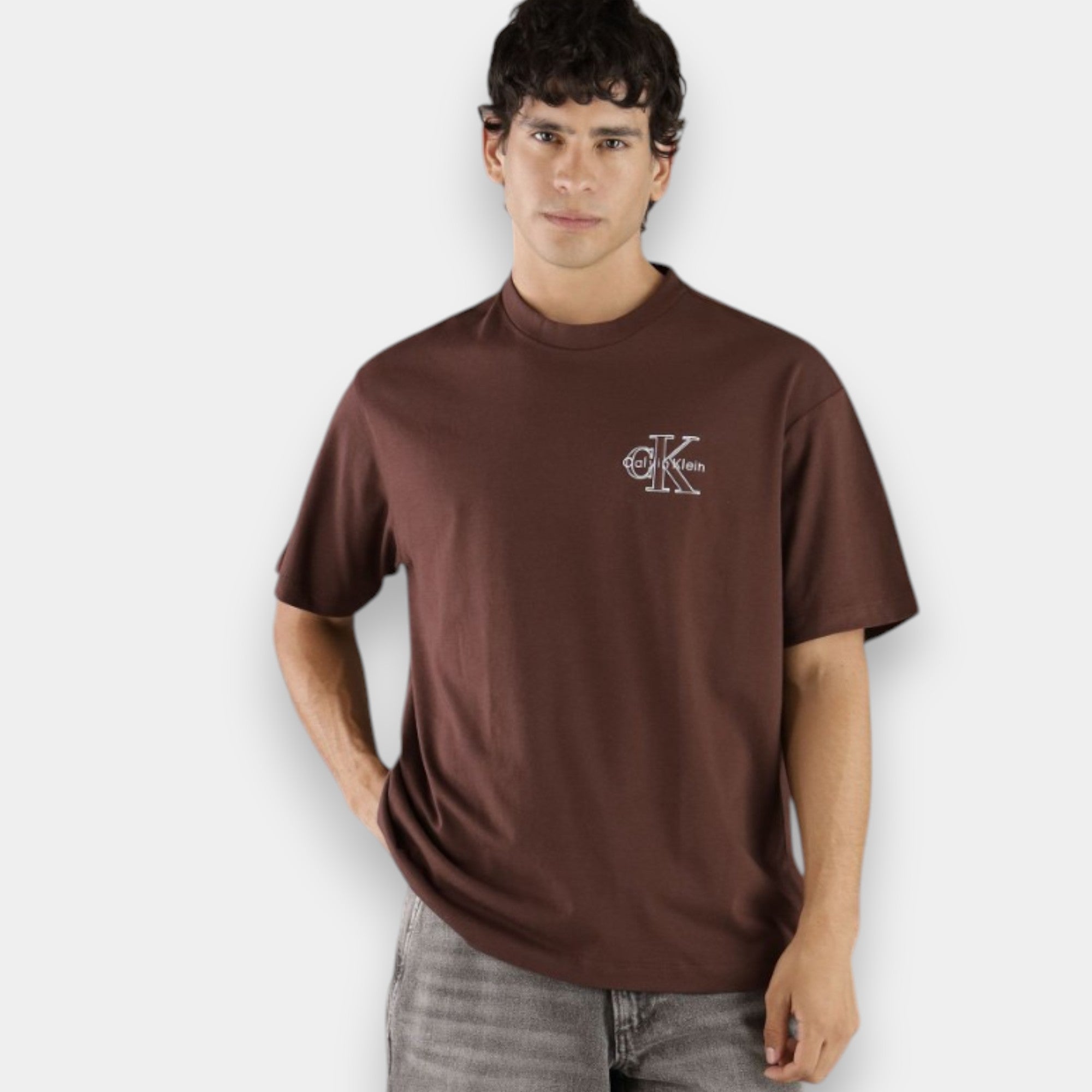 PLAYERA CALVIN KLEIN CON LOGOTIPO BORDADO CAFE TALLA L