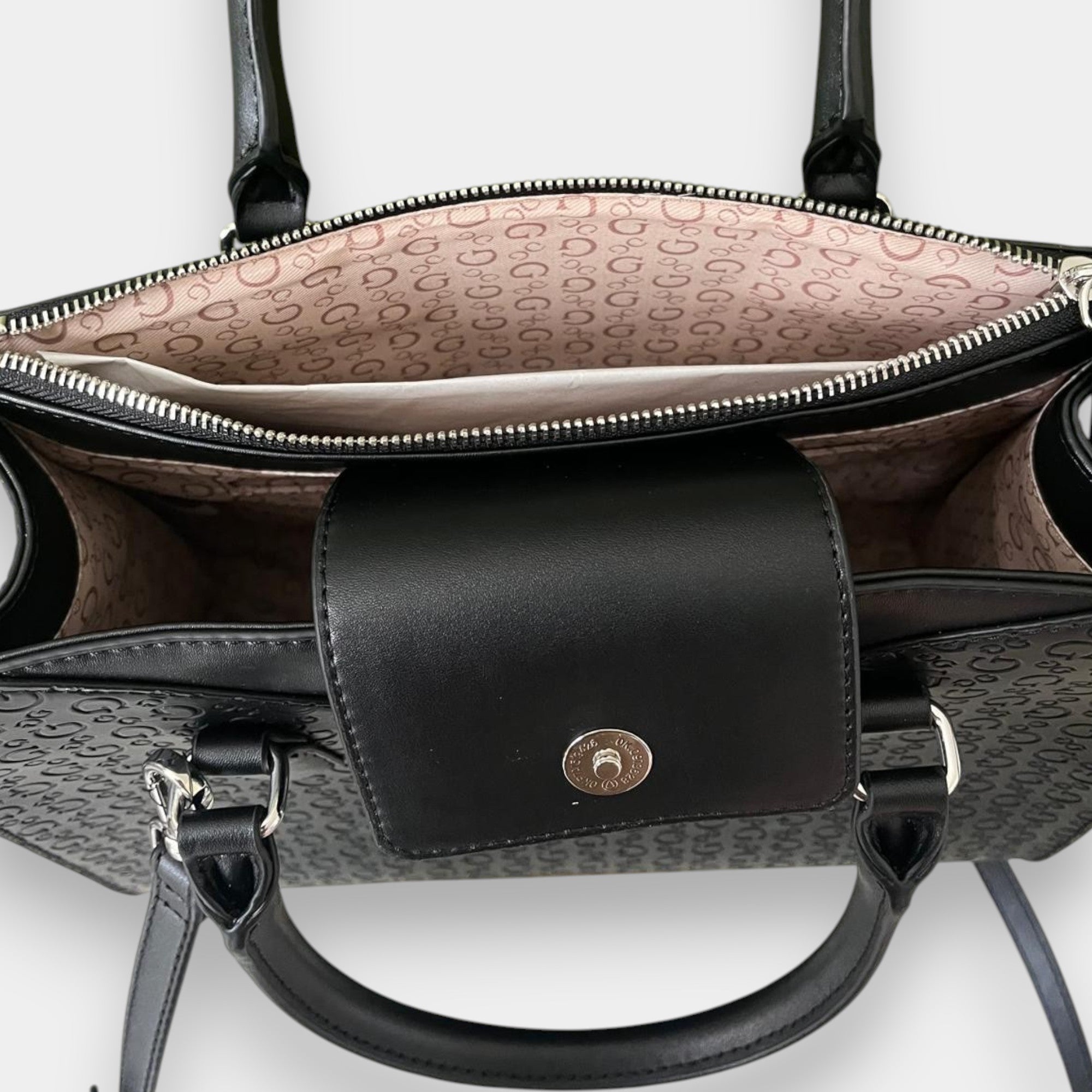 Bolso Satchel Guess negro con monograma