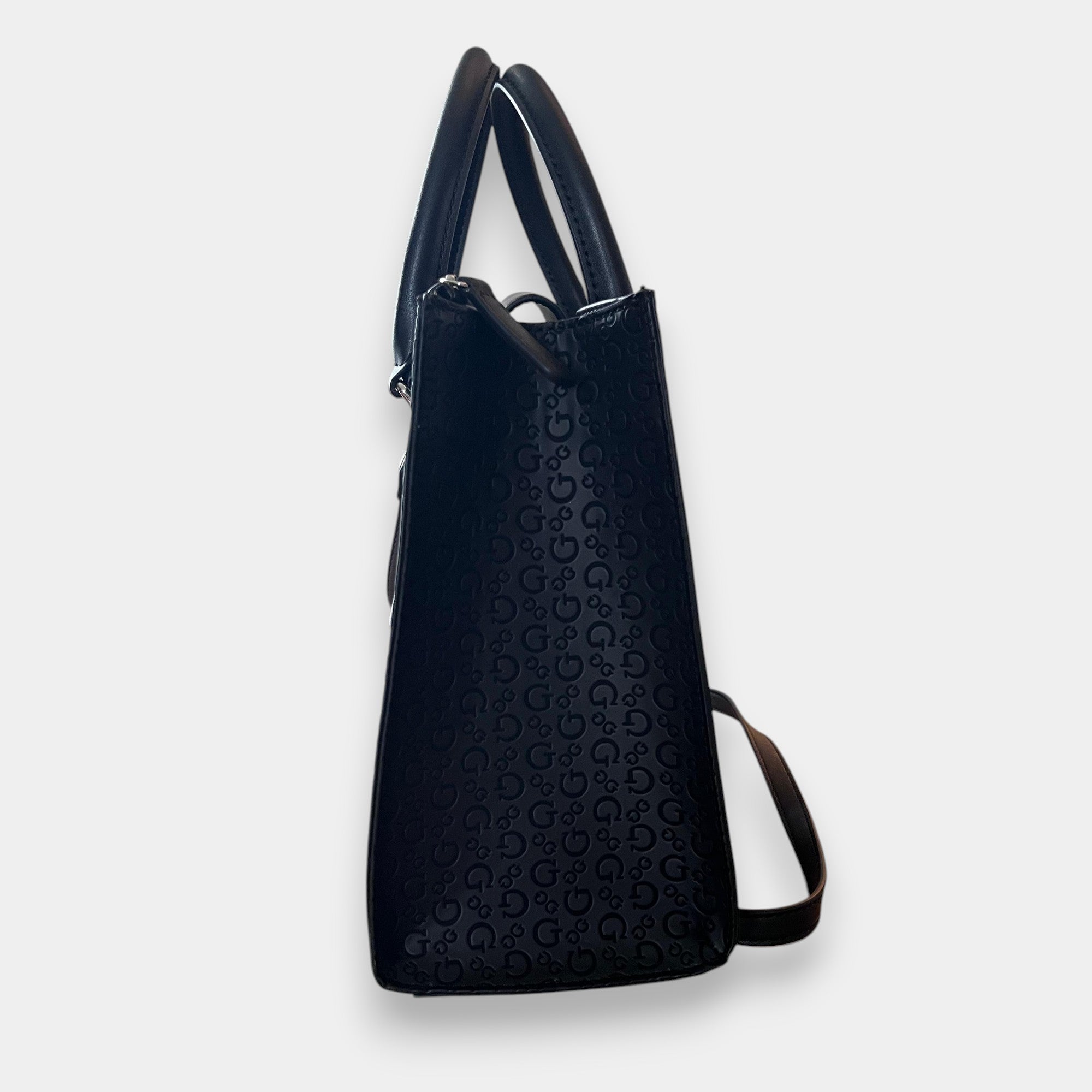 Bolso Satchel Guess negro con monograma