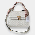 Bolso de mano Guess blanco con monograma