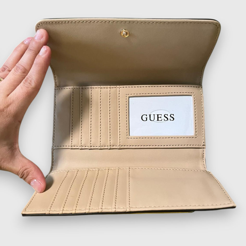 Cartera Guess Cafe con placa