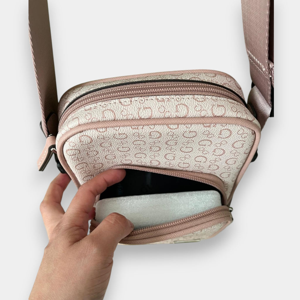 Bandolera Guess Rosa con monograma