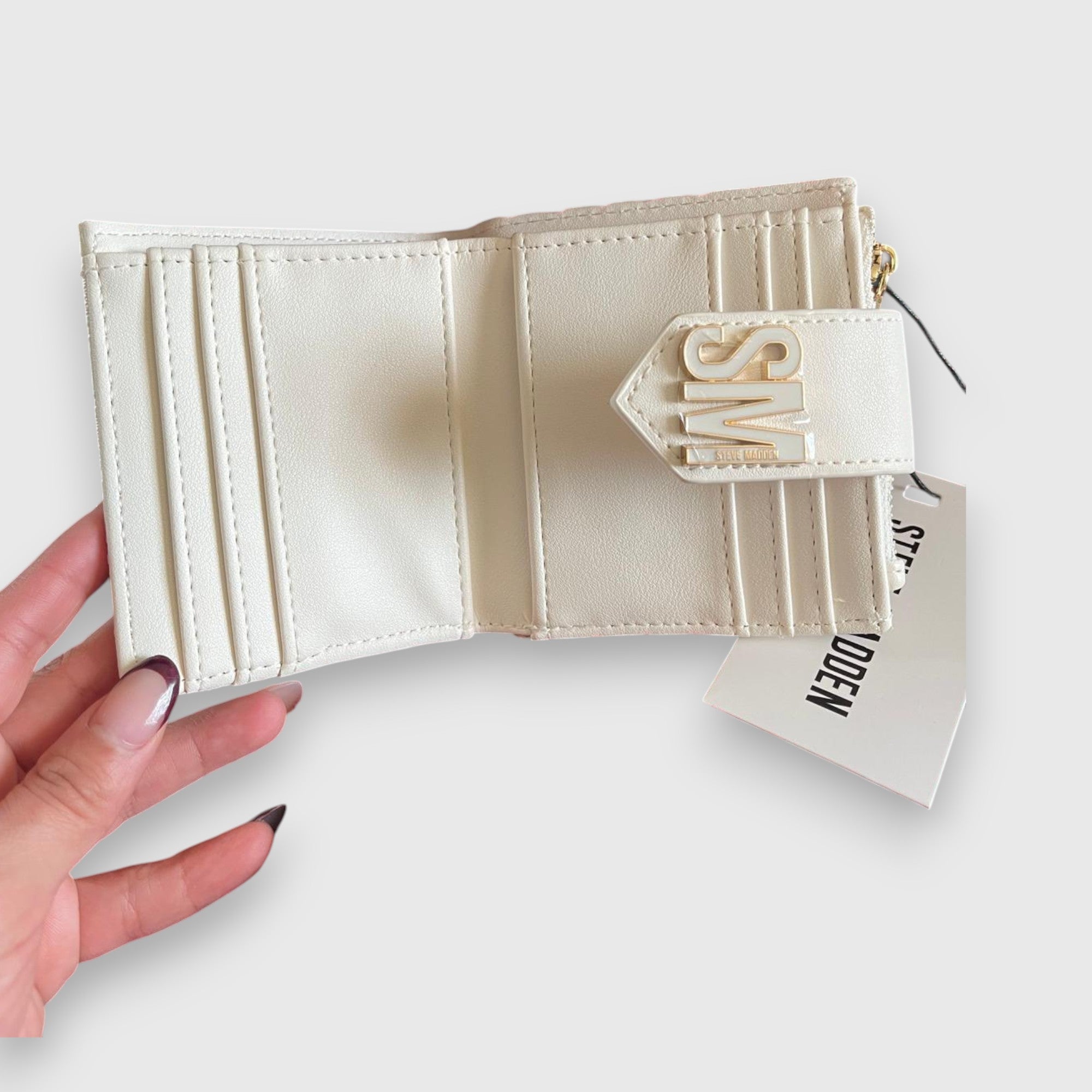 Tarjetero Steve Madden blanco con relieve